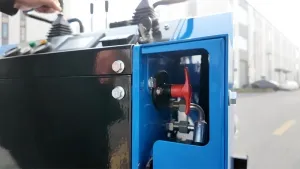 Operação da minicarregadeira skid steer sobre esteiras T460