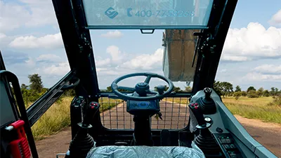 Escavadeira compacta sobre rodas ST609W